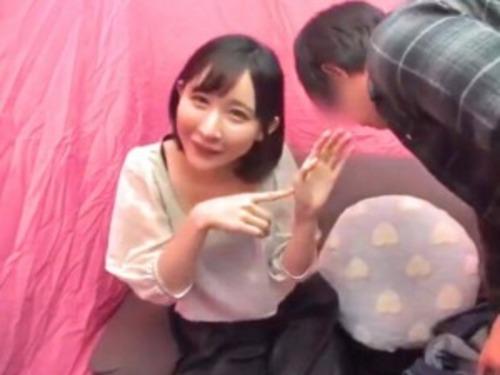 【素人ナンパ】「触ってもいいんですか？」ショートカット女子大生が悩める男性のおてつだいからカラダが火照りセックスしちゃう！