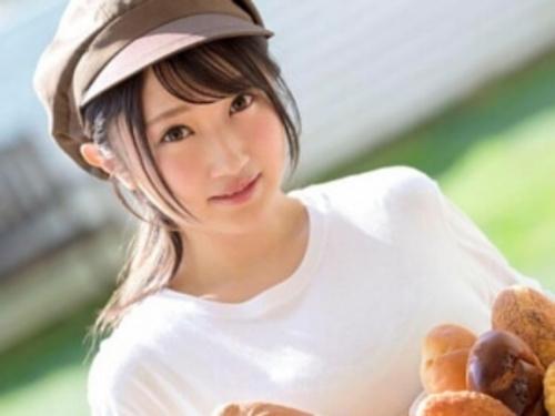 【女子大生】パン屋で働く隠れボインの激カワ美少女はちょっとスケベな性癖でスリルを求めてAVデビュー！