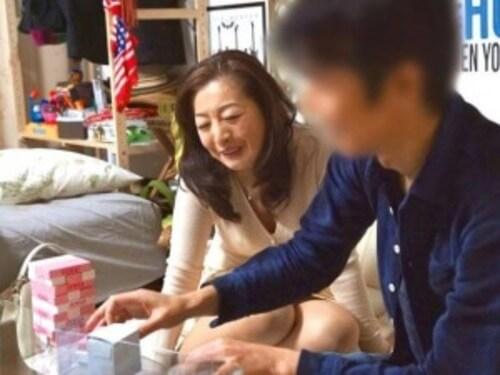 【六十路熟女】家では孫をかわいがるお婆ちゃんもチンポを目にすれば妖艶な女の表情に!閉経知らずの熟成ボディと若い男の肉弾戦