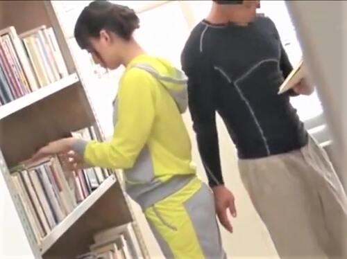 【痴漢】「ちょっと…止めて!!」谷間がエロい美人ストレッチ先生❤変態客に桃尻を鷲掴みされ手マンで潮吹きするほど激イキ❤
