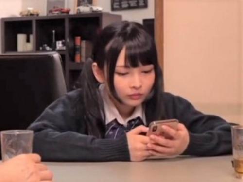 【近親相姦】コタツの中を覗くとムスメの天然パンチラ♡我慢できず成長途中のオマンコに触れると蜜液垂らしながら大悶絶♡