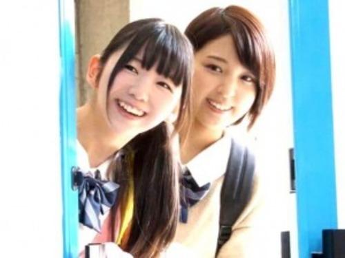 【マジックミラー号】仲良し二人組女子校生の純情娘がノリと勢いで膣内洗浄を体験！キレイかチンポを入れて感度check！