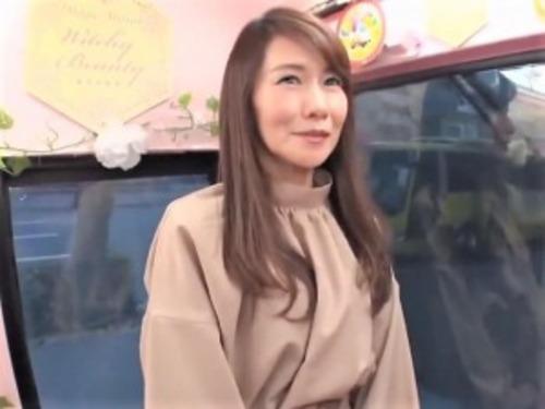 【MM便】「すごい恥ずかしいです…」セレブ奥様が人前で初めての公開オナニー♡アラフォー美魔女な熟女ナンパしセクハラ♡
