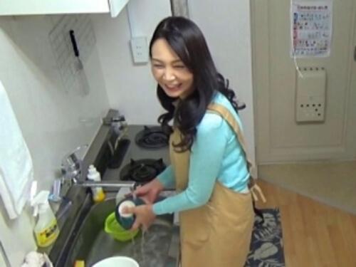 【五十路熟女】家事代行で来たマダムは母の様な優しさで甘えさせてくれた！掃除のお礼にマッサージすると契約外の特別サービス！