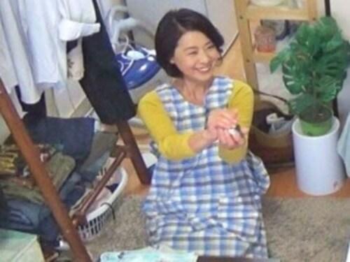 催眠術に協力する事になったおばさま！若い男の口車に乗せられて裸に･･･【五十路熟女】