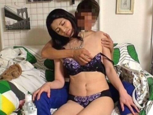 【四十路熟女】アラフィフ奥様が息子くらいの若い男と知り合ってたっぷり中出しHしてしまう！