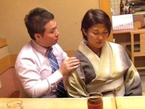 【熟女】某所にある小料理屋にとても器量良しの女将さんがいるとのタレコミが！常連になった男が女将さんを口説く！