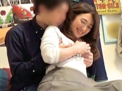 【五十路熟女】若々しく綺麗なおばさまが童貞君の純粋な思いに全力で応えてこっそり夫以外とセックス！