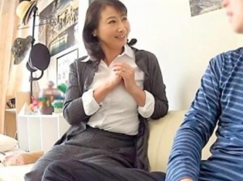【熟女ナンパ】「脱がしたい❤恥ずかしい❤」美魔女な奥様がタイプの男性に自らキス❤爆乳デカパイの四十路熟女がノリノリ不倫❤