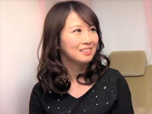 【人妻ナンパ】フェロモンふりまく美魔女な素人ナンパし偽アンケート❤38歳の人妻熟女がバイブ電マで欲情し中出し不倫SEX❤