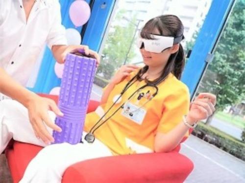 【MM号】「違うとこに当たっちゃってます…」激カワな子供が好きナース！神震動マッサージスティックで痴女が発覚し３P乱交♡