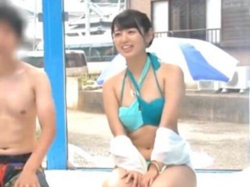 【MM号】真夏の海で遊んでいたお友達関係の大学生２人組！素股マッサージ体験からお互いに火が付いてチンコINファック！