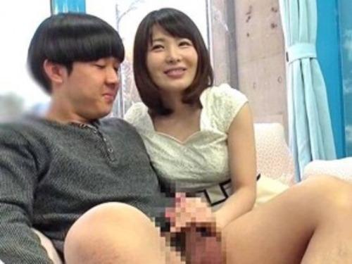 【マジックミラー号】街で見かけたキレカワ奥さまがチェリーボーイの自慰のお手伝いから筆下ろしSEXへ！【人妻ナンパ】