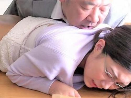 【ながえスタイル】末期の癌のため仕事を二年ほど休んでいる主人！そんなとき旦那といがみ合っていた同僚が自宅に押し掛けてきた