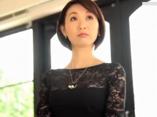 【四十路熟女】「もう脱ぐんですか❤」オナニーが日課で欲求不満な美魔女の奥様❤スレンダーな人妻の衝撃AVデビュー作品❤