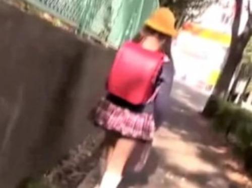 【小学生】純真無垢なランドセルの幼女に声かけ…自宅訪問!!大人の女性には興味なく汚れていないロリ娘を狙った卑劣な犯罪者❤