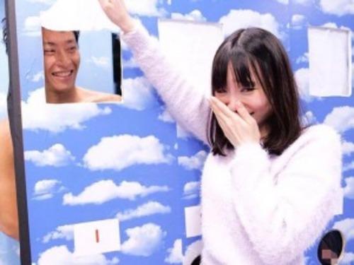 【マジックミラー号】大学生の激カワ彼女！彼氏のチンポコはど～れだ？外したらミラー越しの彼氏の前で遠慮せずパコパコ罰ゲーム