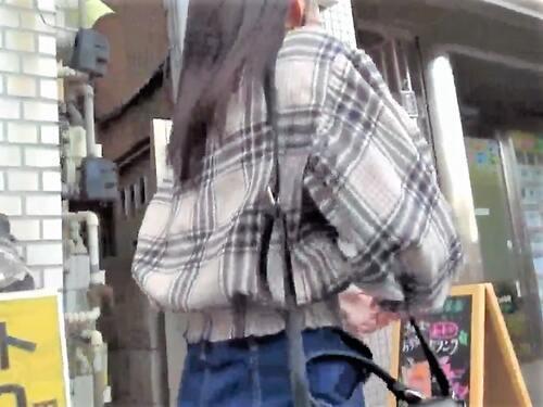 【MM号】幼さ残るロリJDに質問中いきなり全裸男が乱入！ビックリしながらも連続ピストンに感じてしまう！【素人ナンパ】