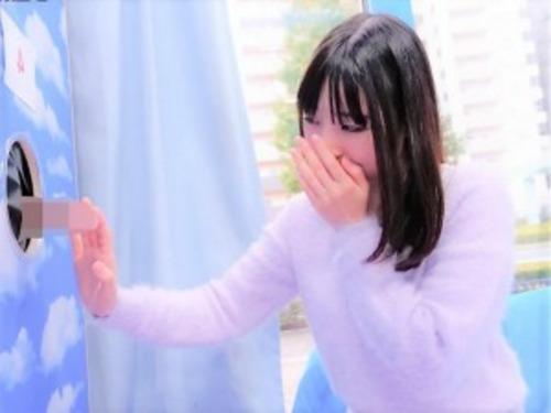 【MM号】清楚な雰囲気漂う美人なJDお姉さん❤壁から出ているチンコから大好きな彼氏を当てるゲームに挑戦し外せばNTR❤