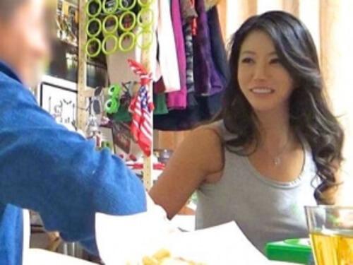 【四十路熟女】タイプのイケメンを前に嬉しさを隠せない美人系人妻！本当はヤリたくて我慢してるがスイッチ押されてしまった！