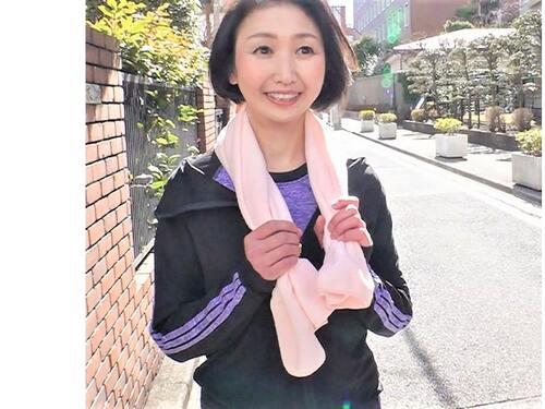 【人妻NTR】ダメと言いつつ手マンでパンティ濡らす五十路熟女!美尻な豊満BODYの垂れ乳おばさんが若男にネトラレる!