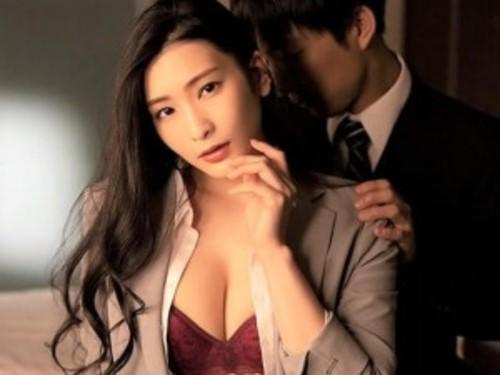 【本庄鈴】美人すぎる女上司と出張先で同じ部屋❤デカ尻を前に理性崩壊した絶倫DT男子にザーメン膣内射精され筆おろし❤