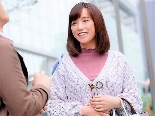 【熟女ナンパ】お洒落メガネが素敵な控えめ人妻マダム！ランジェリー確認からの大人の遊びに欲情しホテルで不倫種付ファック♡