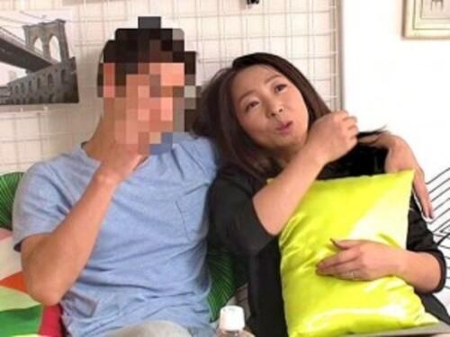 【五十路熟女】浮気する為に部屋まで来た奥さま！性欲を我慢し本当はHがしたいけど自分からは中々切り出せない仕草が可愛らしい