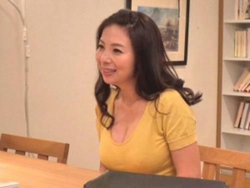 【家事代行】ムッチリ完熟マダムのブラチラ巨乳と豊満尻に我慢出来ない！フル勃起したチンポを入れれば最高な腰振りで筆下ろし！