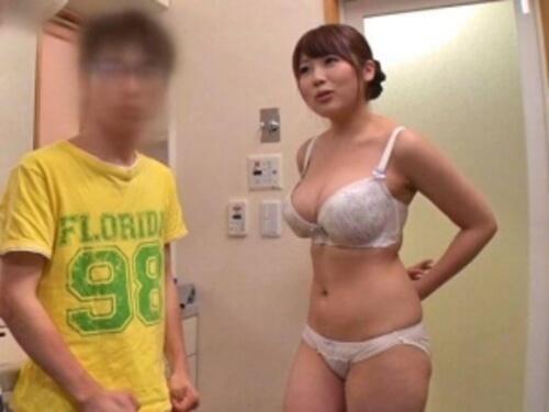 【ママショタ】友達の子供に求められ困惑しながらも感じてしまい身体を許してしまう巨乳奥さま！