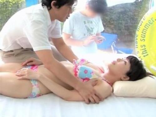 【MM号】歯医者で働く美人お姉さんがマッサージ師にネトラレる!色白で柔肌な彼女がミラー越しの彼の前で大胆浮気SEX❤