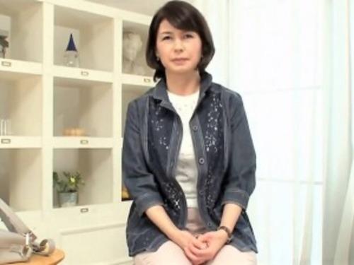 【五十路熟女】品があり清楚な雰囲気をのデカパイ美魔女なおばさん♡裏の顔は結婚前から男を切らした事がないスケベ奥様だった！