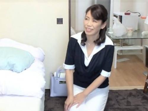 【五十路熟女】おばさんレンタルから派遣された美魔女にマッサージをお願い❤乙女心に火がついた熟女が中出し不倫SEX❤