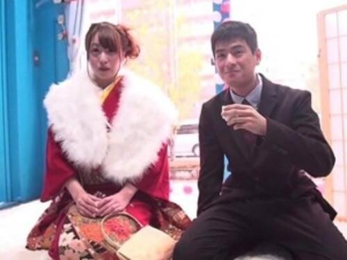 【マジックミラー号】晴れの日帰りの看護婦をしている振り袖美女！ゲームからミラー越しの彼氏の前で浮気セックスに発展！