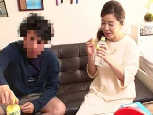 【五十路熟女】年下の男性にフェロモンを放つ熟々おばさま！あの手この手で口説いて中出しSEX！