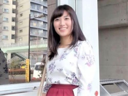 【MM号】黒髪で清楚美人な奥様が自ら志願してAV出演!スカート美人がオナニー鑑賞からの手マンで大量お漏らし＆不倫SEX!