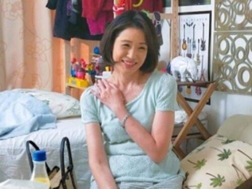 【五十路熟女】笑った顔が素敵な知的系奥さま！ク〇ニされるのが好きな人妻の淫らな姿を盗撮！