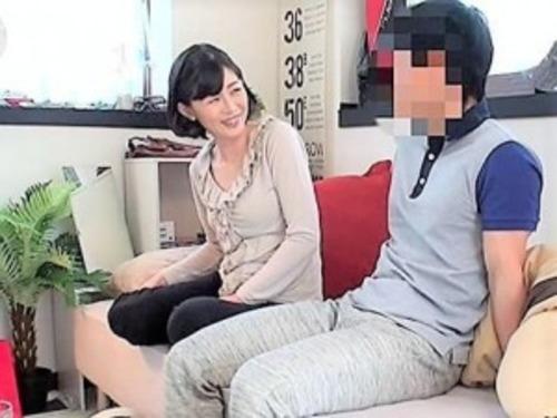 【五十路熟女】若いナンパ師のマジ口説きに平静を装うがカラダは気持ちと正反対な食べ頃な熟女の変態セックス！【熟女ナンパ】