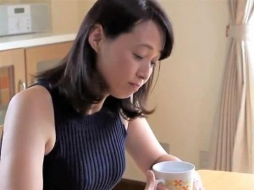 【ながえスタイル】夫婦の会話が無くなり体も心も寂しい美魔女の奥様❤自慰行為を覗かれ自宅に夫が居るのに濃厚ベロチュー不倫❤