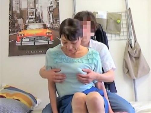 【六十路熟女】「可愛くて綺麗な子の方が…❤」家事代行サービスで派遣されて来た美魔女な奥様を若男が肩揉みからのSEXに誘導
