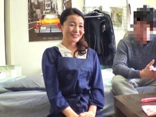 【五十路熟女】おばさんレンタルから派遣されてきた綺麗系マダム！長くご無沙汰だった身体はスキンシップで火照りだす！