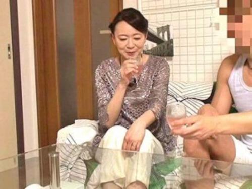 【五十路熟女】どスケベなのは死ぬまでと断言する柔肌奥さま！熟れたbodyで若者を引きつけチンポを懇願！