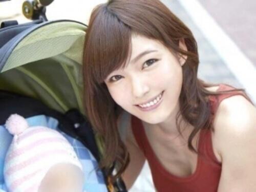 【MM号】２人の子供がいる綺麗系奥さまがミラー越しに夫がいるけど構わずデカちん入れちゃった！【素人ナンパ】