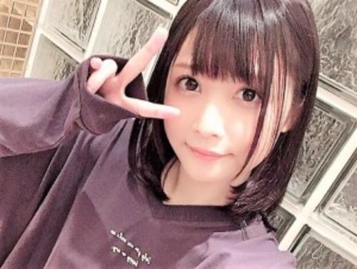 【素人ハメ撮り】にっこり笑顔がカワイイ天然系な不思議ちゃん娘❤お漏らしでカメラを汚してしまい拭かせてる時にしれっと挿入❤