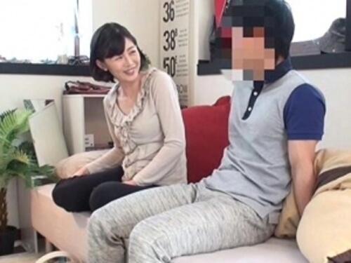 【五十路熟女】イケメンに口説かれ笑って誤魔化すが身体は誤魔化せずSEXしちゃう奥様