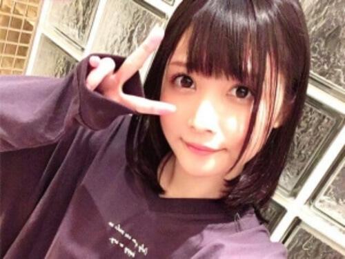 【素人】にっこりスマイルがカワイイ天然系娘！潮ふきでカメラを汚してしまい拭かせてるときにしれっと本番SEX！