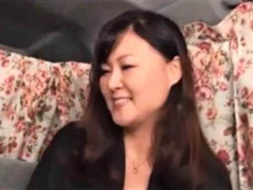 【人妻ナンパ】爆乳で美乳の五十路熟女な美魔女！下着チェックからのチンコに欲情しホテルで巨乳を揺らし大胆に不倫セックス