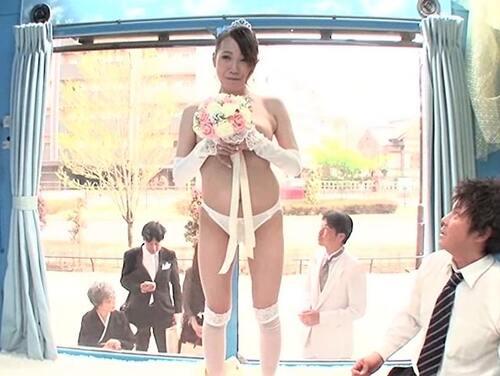 【MM号】人生で一番幸せな新郎新婦をナンパ❤結婚式直後のウェディングドレス似合う花嫁がミラー越しの夫の前で潮吹き不倫❤