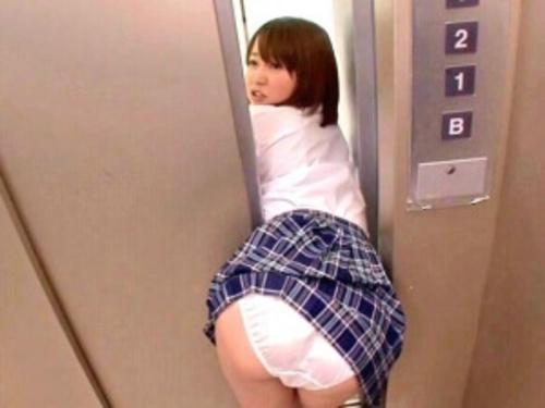 【女子校生】「想像してシコってください！」事故でエレベーターの扉に巨尻が挟まれ抜けなくなったJKと乗り合わせたあなたw