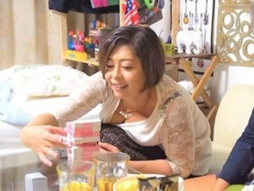 【熟女ナンパ】「母乳で育ちましたｗｗ❤」ふくよかで爆乳な谷間のぞく人妻ナンパ❤少々強引なナンパ師に悪い気はせず不倫する❤